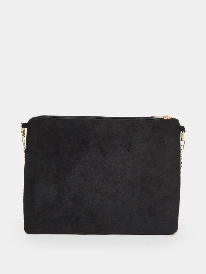 ستايلي شنطة كلاتش مزينة بحمالة سلسلة